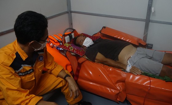 Cứu thuyền viên bị chấn thương nặng khi đang hành nghề trên vùng biển quần đảo Hoàng Sa ảnh 1
