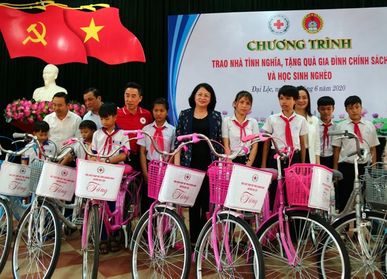 Phó Chủ tịch nước Đặng Thị Ngọc Thịnh thăm, tặng quà cho các em học sinh, hộ nghèo huyện Đại Lộc, Quảng Nam ảnh 2