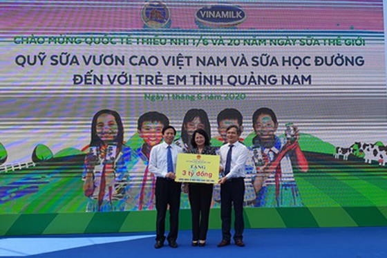 Hơn 33.000 trẻ em miền núi Quảng Nam được uống sữa tại trường ảnh 2