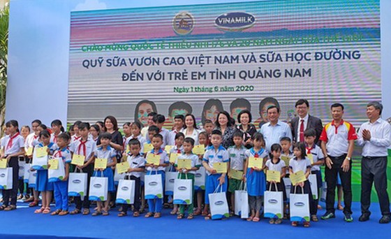 Hơn 33.000 trẻ em miền núi Quảng Nam được uống sữa tại trường ảnh 1