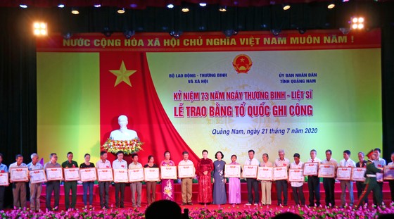 Chủ tịch Quốc hội trao Bằng Tổ quốc ghi công tới 73 thân nhân liệt sĩ tại Quảng Nam ảnh 1