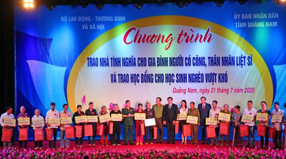 Chủ tịch Quốc hội trao Bằng Tổ quốc ghi công tới 73 thân nhân liệt sĩ tại Quảng Nam ảnh 7