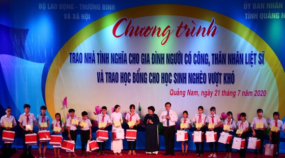 Chủ tịch Quốc hội trao Bằng Tổ quốc ghi công tới 73 thân nhân liệt sĩ tại Quảng Nam ảnh 8