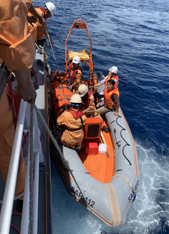 Cứu thuyền viên bị tai biến khi đang hành nghề trên vùng biển quần đảo Hoàng Sa ảnh 2