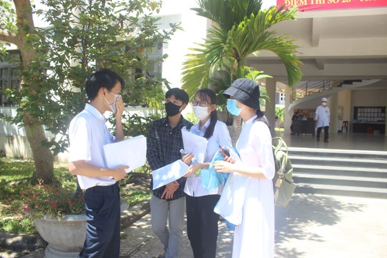 Quảng Nam cách ly 23 học sinh thi tốt nghiệp THPT cùng phòng với con bệnh nhân 964 ảnh 1
