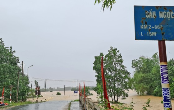 Quảng Nam: Giao thông bị chia cắt do lũ dâng cao ảnh 3