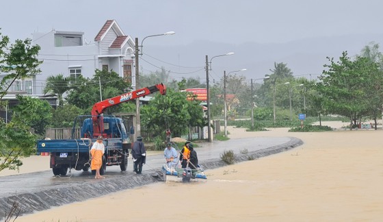 Quảng Nam: Giao thông bị chia cắt do lũ dâng cao ảnh 8