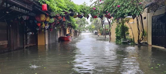 Quảng Nam: Giao thông bị chia cắt do lũ dâng cao ảnh 6