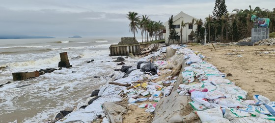 Sau bão số 13, bãi biển miền Trung bị sóng đánh tan tác ảnh 1
