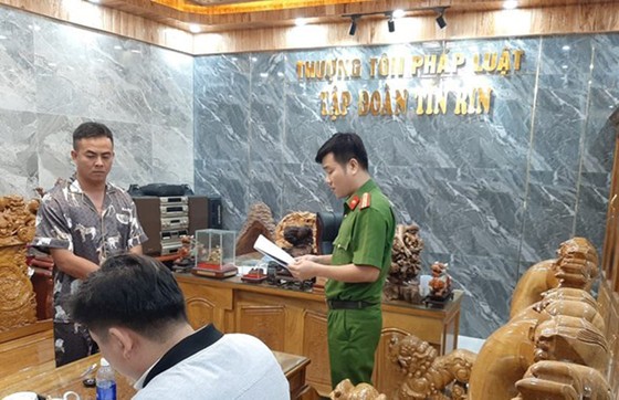 Bắt giám đốc công ty bất động sản làm giả con dấu, giấy tờ lừa đảo hơn 30 tỷ đồng tại Quảng Nam ảnh 1