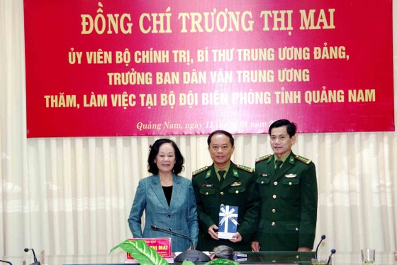 Trưởng Ban Dân vận Trung ương thăm, tặng quà cán bộ, chiến sĩ tại Quảng Nam ảnh 3