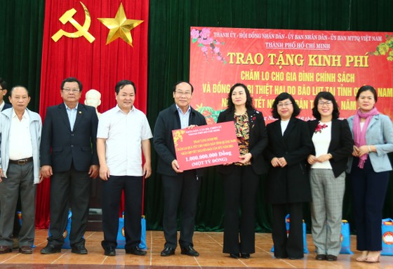 TPHCM trao quà chăm lo tết cho người dân Quảng Nam, Quảng Ngãi ảnh 2