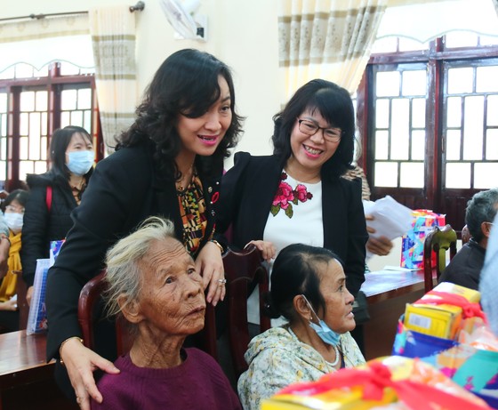 TPHCM trao quà chăm lo tết cho người dân Quảng Nam, Quảng Ngãi ảnh 1