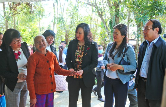 TPHCM trao quà chăm lo tết cho người dân Quảng Nam, Quảng Ngãi ảnh 3