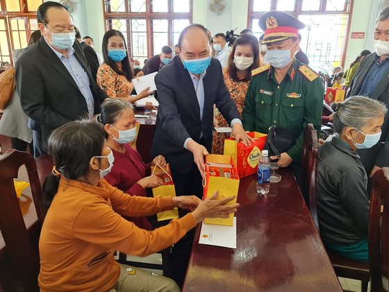 Thủ tướng Nguyễn Xuân Phúc thăm, tặng quà tết gia đình chính sách, hộ khó khăn tại Quảng Nam ảnh 3