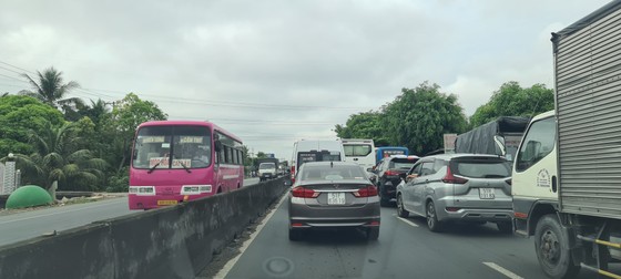 Tiền Giang: Quốc lộ 1 kẹt xe kéo dài do tai nạn giao thông ảnh 3