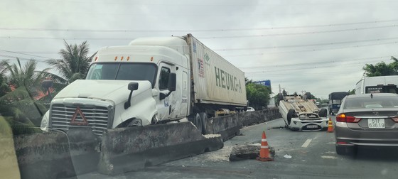Tiền Giang: Quốc lộ 1 kẹt xe kéo dài do tai nạn giao thông ảnh 1