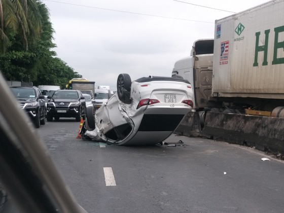 Tiền Giang: Quốc lộ 1 kẹt xe kéo dài do tai nạn giao thông ảnh 2