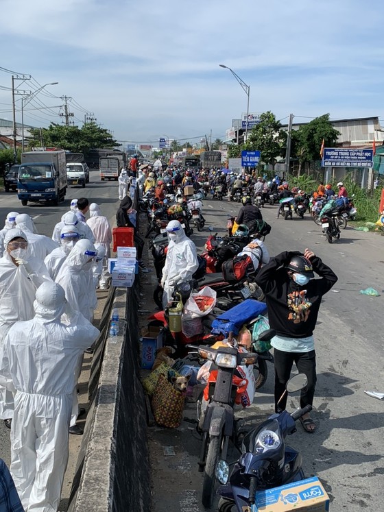 Linh hoạt thông chốt cho hàng trăm người dân từ TP Hồ Chí Minh và Long An về quê ảnh 1
