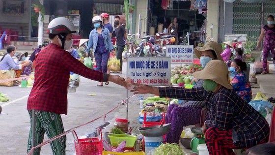 Long An mở lại chợ truyền thống ảnh 3