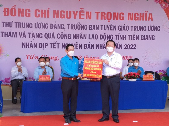 Trưởng Ban Tuyên giáo Trung ương tặng quà Tết cho công nhân Tiền Giang ảnh 3