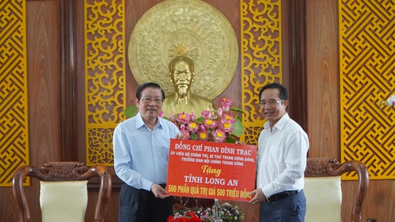 Trưởng Ban Nội chính Trung ương Phan Đình Trạc thăm, tặng quà tết tại Long An ảnh 1