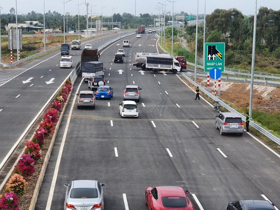 Cao tốc Trung Lương – Mỹ Thuận: Lúng túng ngày đầu thông xe ảnh 2