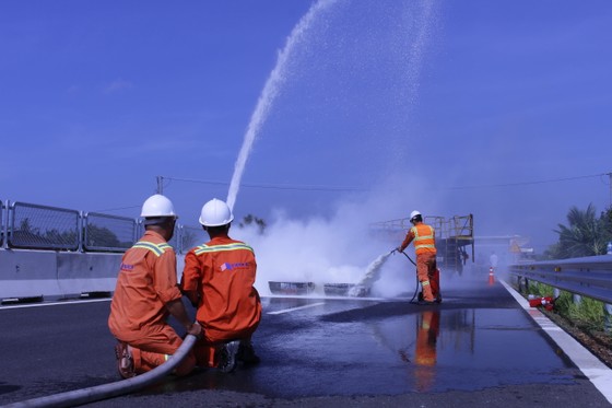 Diễn tập phòng cháy chữa cháy trên cao tốc Trung Lương – Mỹ Thuận ảnh 1