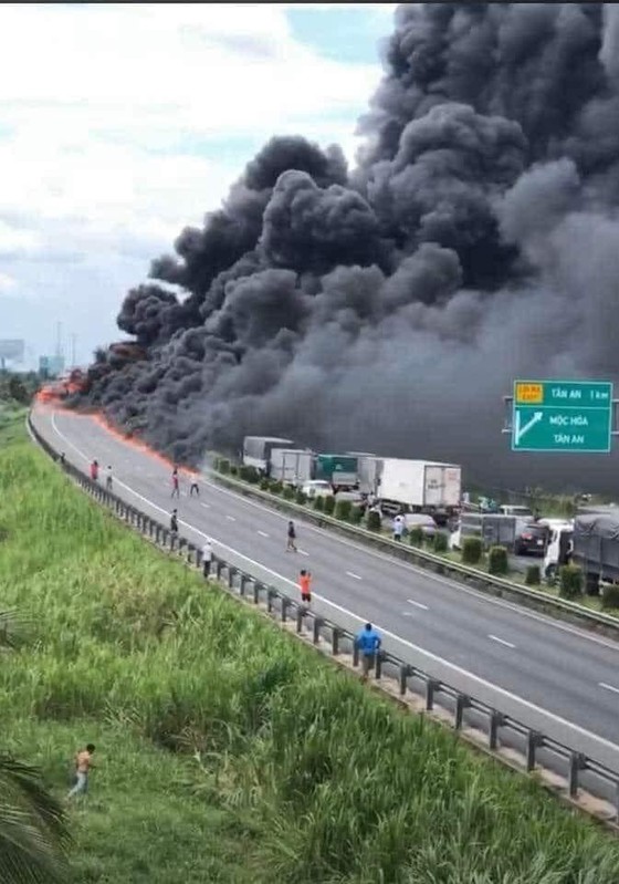 Cháy xe tải chở nhớt gây kẹt xe nghiêm trọng trên cao tốc Trung Lương – Mỹ Thuận ảnh 1