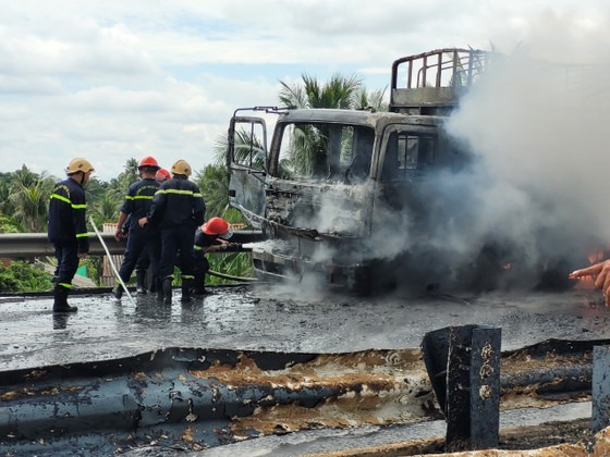 Cháy xe tải chở nhớt gây kẹt xe nghiêm trọng trên cao tốc Trung Lương – Mỹ Thuận ảnh 3