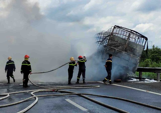 Cháy xe tải chở nhớt gây kẹt xe nghiêm trọng trên cao tốc Trung Lương – Mỹ Thuận ảnh 4