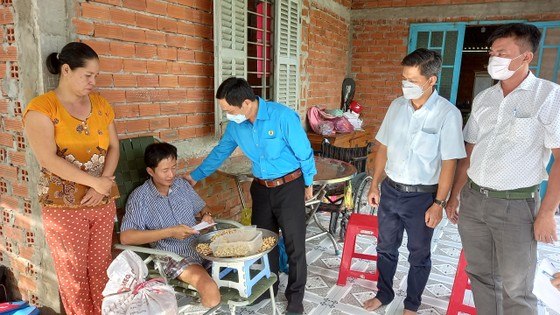 Thăm, tặng quà cho công nhân Tiền Giang bị tai nạn lao động nặng ảnh 1
