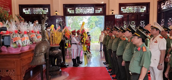 Lãnh đạo Đảng, Nhà nước dâng hương tưởng niệm cố Chủ tịch Hội đồng Bộ trưởng Phạm Hùng ảnh 7