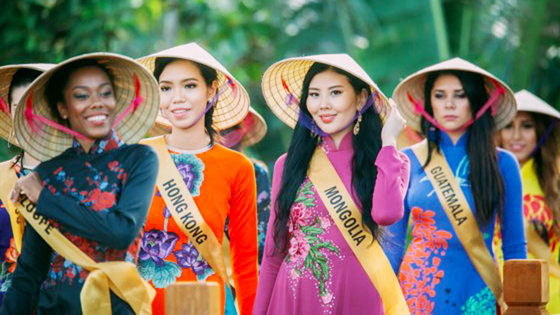 Miss Grand International 2017: Hoa hậu thích thú học gói bánh lọc Quảng Bình ảnh 14