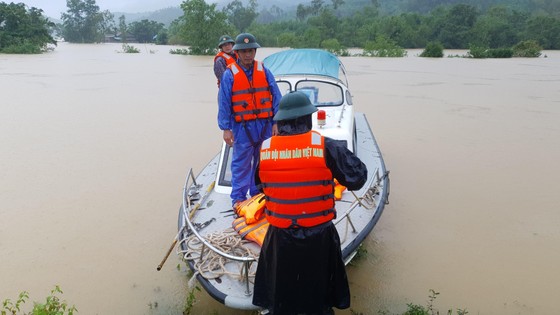 Mưa lớn, lũ dâng ngập Tân Hóa vượt mốc năm 2016 ảnh 16