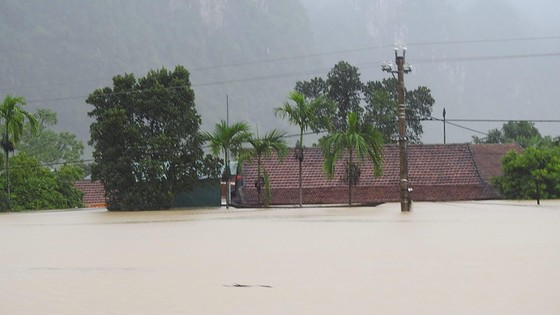 Mưa lớn, lũ dâng ngập Tân Hóa vượt mốc năm 2016 ảnh 9