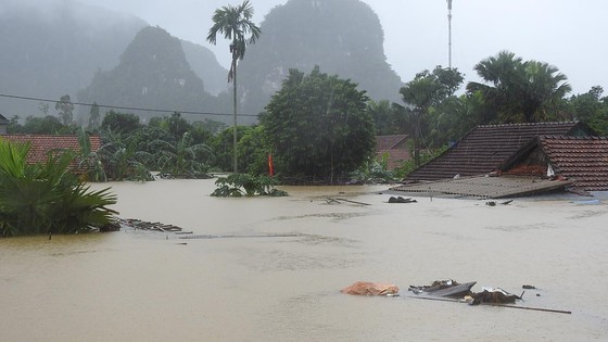 Mưa lớn, lũ dâng ngập Tân Hóa vượt mốc năm 2016 ảnh 14