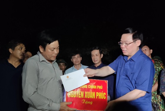 Phó Thủ tướng Vương Đình Huệ thăm, tặng quà người dân vùng lũ Quảng Bình ảnh 1
