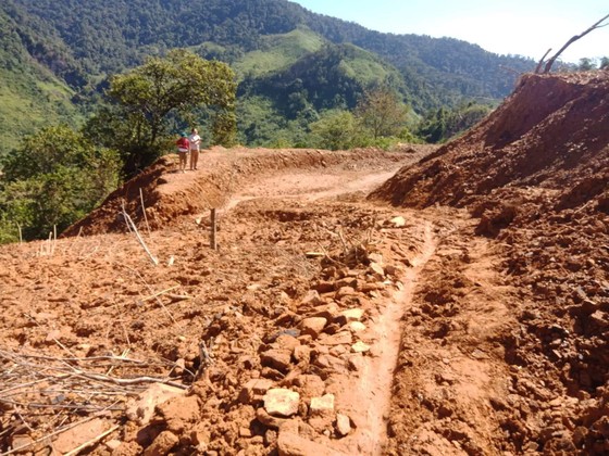 Quảng Bình: Sạt lở hơn 100.000m3 đất gây ách tắc đường ra biên giới ảnh 1