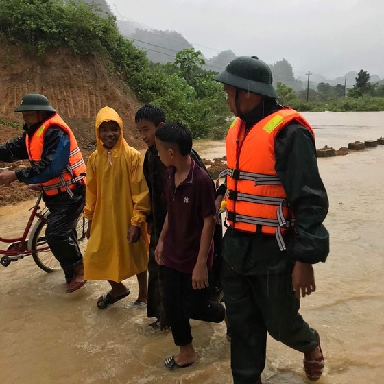Giúp dân trong lũ, 1 trung tá biên phòng hy sinh ảnh 1