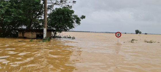 Hơn 12.000 nhà dân ở Quảng Bình ngập nặng ảnh 5