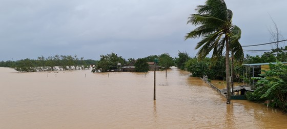 Hơn 12.000 nhà dân ở Quảng Bình ngập nặng ảnh 1