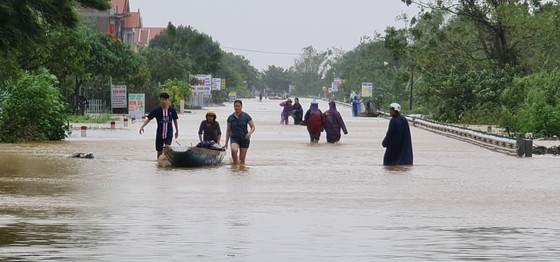 Lũ chồng lũ, hàng ngàn nhà dân ở Quảng Bình chìm trong biển nước ảnh 3