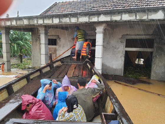 Quảng Bình: Giải cứu 20 người trong xe khách bị lũ cuốn trôi, 100.000 ngôi nhà ngập sâu ảnh 12