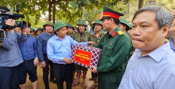 Thủ tướng Nguyễn Xuân Phúc làm việc với các tỉnh miền Trung về khắc phục hậu quả cơn lũ lịch sử ảnh 7