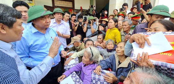 Thủ tướng Nguyễn Xuân Phúc làm việc với các tỉnh miền Trung về khắc phục hậu quả cơn lũ lịch sử ảnh 6