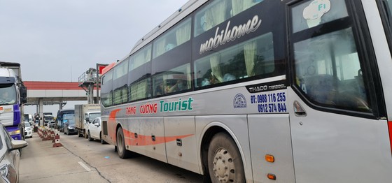 Ùn tắc trạm BOT Quán Hàu do xe tải nổ lốp gây cháy ảnh 1