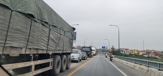 Ùn tắc trạm BOT Quán Hàu do xe tải nổ lốp gây cháy ảnh 2