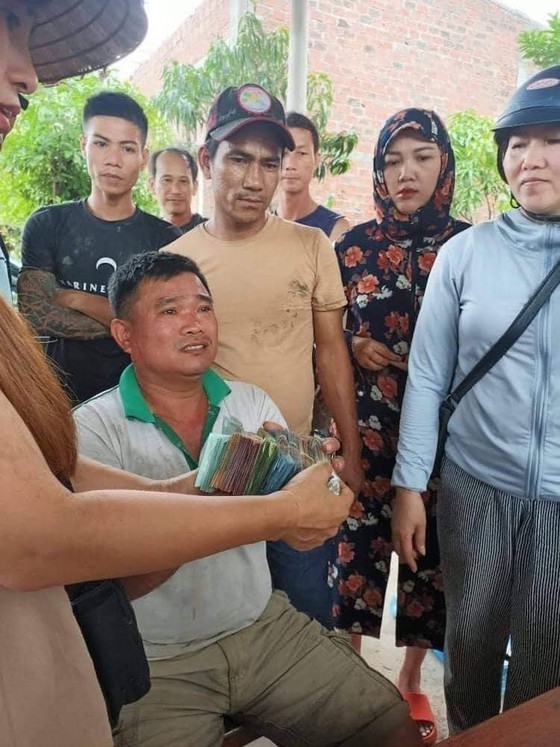 Quảng Bình: Dân giúp tài xế bị lật xe thu gom dưa trong mưa ảnh 1