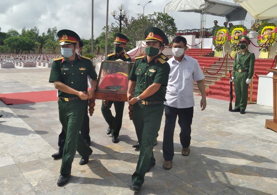 Quảng Bình: Long trọng truy điệu và an táng 16 hài cốt liệt sĩ hy sinh tại Lào ảnh 3
